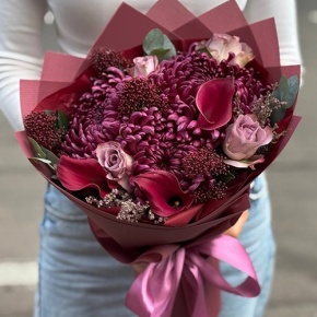 Букет "Импульс" из скиммии, калл, роз и хризантем Бигоуди в Котельниках