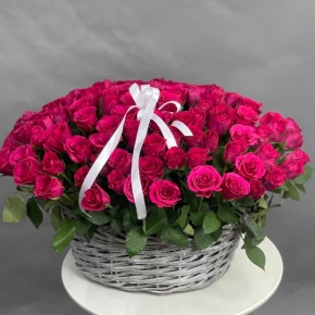 Композиция в корзине из 101 малиновой розы (40 см) в Котельниках