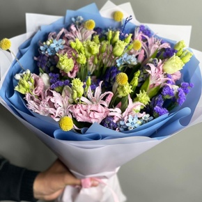 Букет "Загадка вечности" из гиацинтов, нерине, тюльпанов и оксипеталума в Котельниках