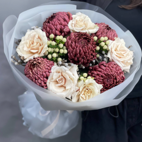 Букет "Всё что тебе касается" из хризантем Бигоуди, роз Эквадор Квиксенд и гиперикума в Котельниках