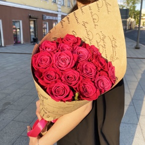 Букет из 15 роз Шангрила в крафте (60 см) в Котельниках