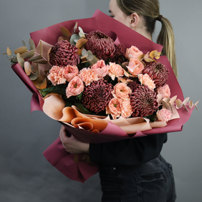 Букет "Осенний блюз" из хризантем Бигоуди, диантусов, скиммии и роз Риджентс парк  в Котельниках