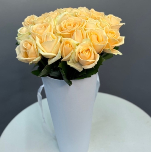 25 кремовых роз в конусе в Котельниках