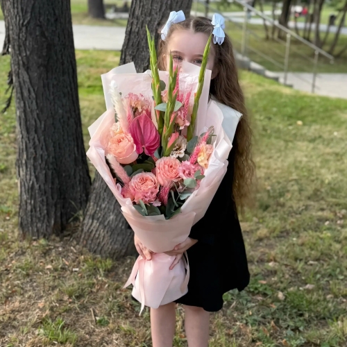 Букет на 1 сентября с гладиолусами, розами и антуриумом в Котельниках