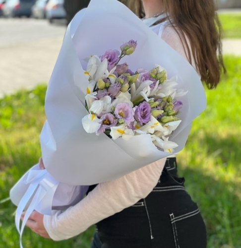 Букет "Вива ла дива" из эустом и ирисов в Котельниках