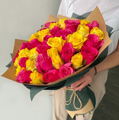 Букет из 51 малиновой и лимонной розы (40 см) в Котельниках