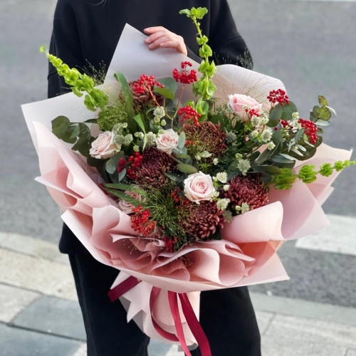 Букет "Вернисаж" из калины, хризантем Бигоуди, молюцеллы, паникума, роз и астранции в Котельниках