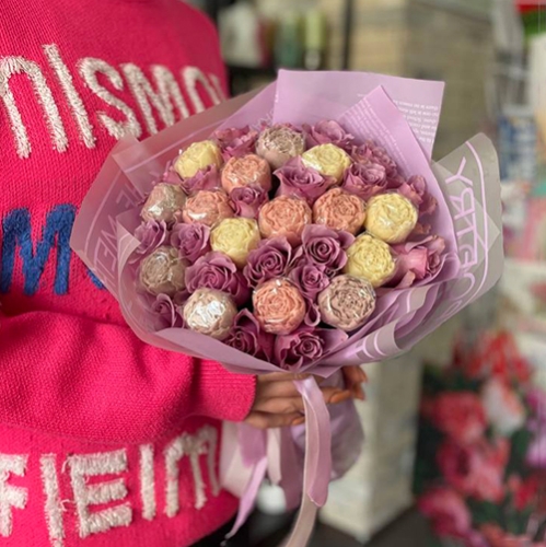 Букет из роз и шоколадных пионов в Котельниках