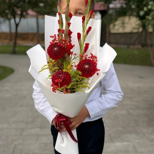 Букет на 1 сентября с красными гладиолусами, георгинами и калиной в Котельниках
