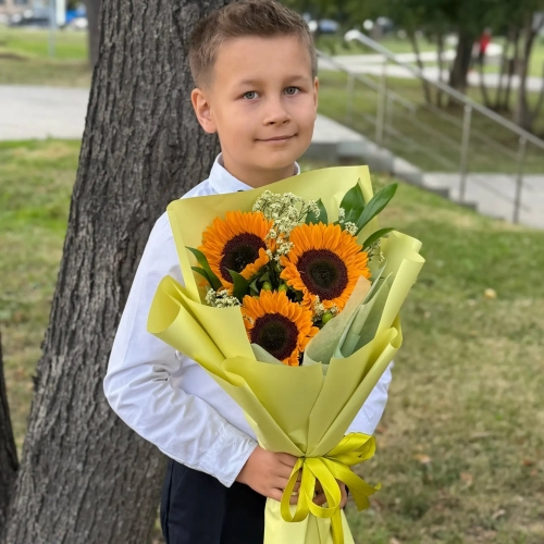 Букет на 1 сентября из 3 подсолнухов и лимониума в Котельниках