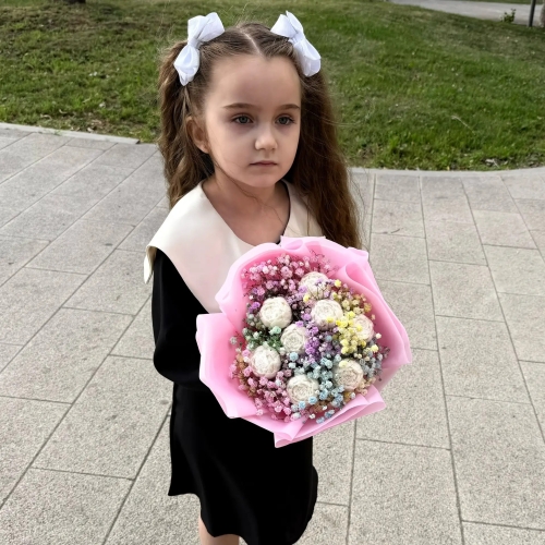 Букет на 1 сентября из шоколадных пионов и радужной гипсофилы в Котельниках