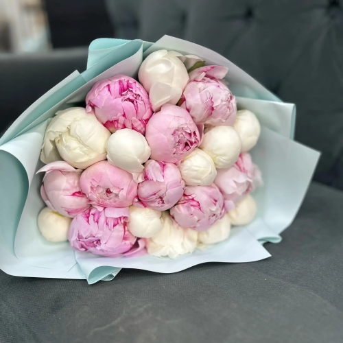 Микс из 19 бело-розовых пионов в Котельниках