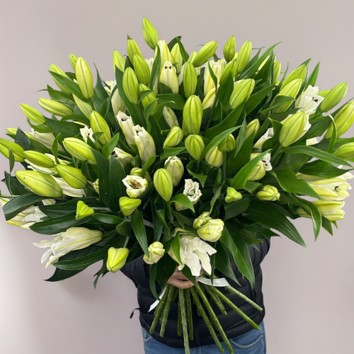 Объемный букет из 27 ароматных белых лилий в Котельниках