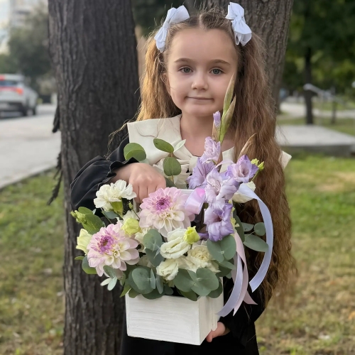 Композиция с георгинами на 1 сентября в белом ящике в Котельниках