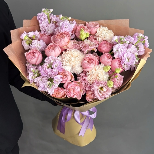 Букет "Амели" из ароматных маттиол, пионовидных кустовых роз Джульетта  эустом и диантусов в Котельниках