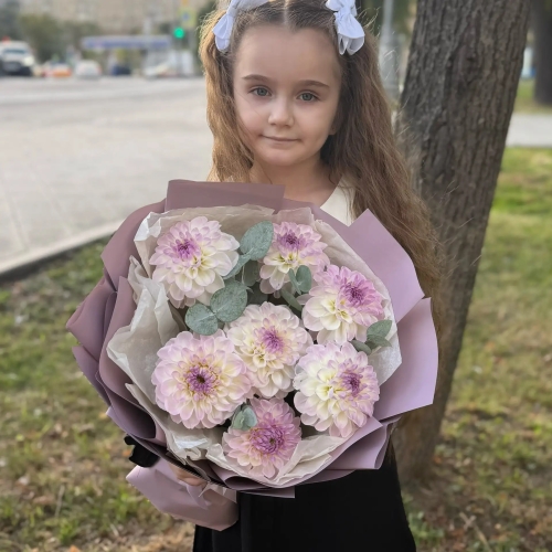 Букет из 7 сезонных георгин с эвкалиптом в Котельниках