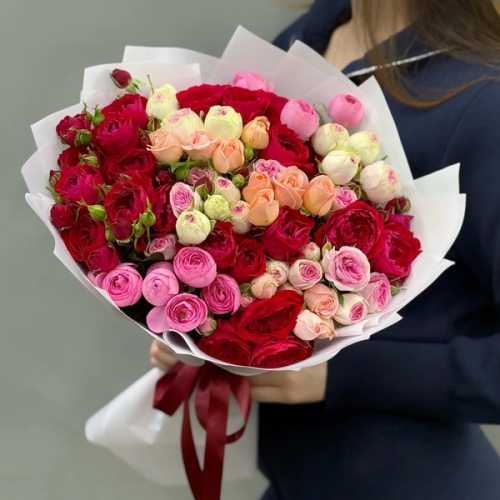 Букет из 15 разноцветных веток кустовых роз в Котельниках