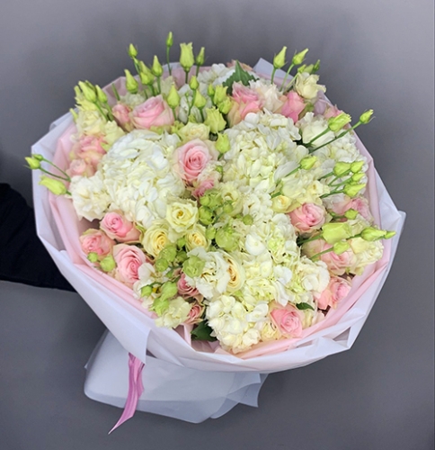 Букет "София" из гортензий, эустом и роз в Котельниках