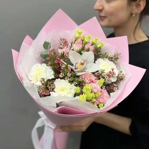 Букет с королевской орхидеей, диантусами, эустомой и шамелациумом в Котельниках