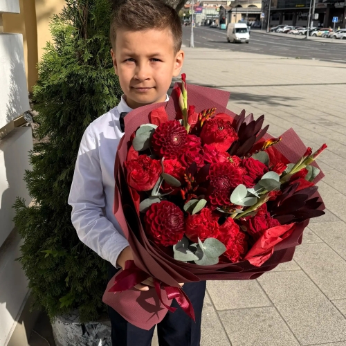 Букет с георгинами, розами и леукадендроном в Котельниках