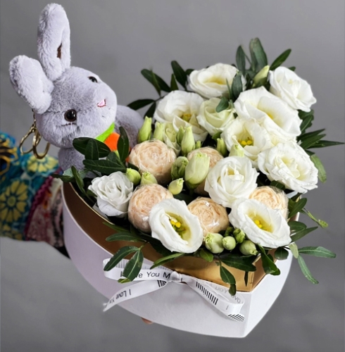 Композиция в коробке сердца из шоколадных пионов и эустом в Котельниках