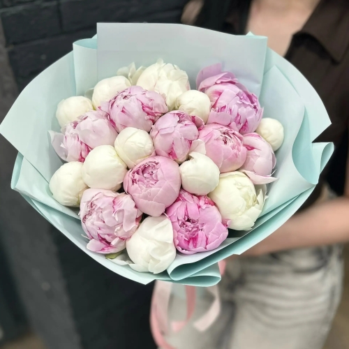 Микс из 19 бело-розовых пионов в Котельниках
